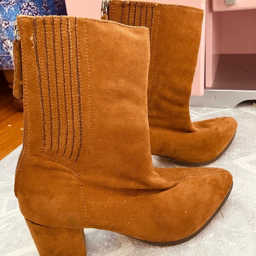 CHASE + CHLOE SUEDE BOOTS - Picture 11 of 11